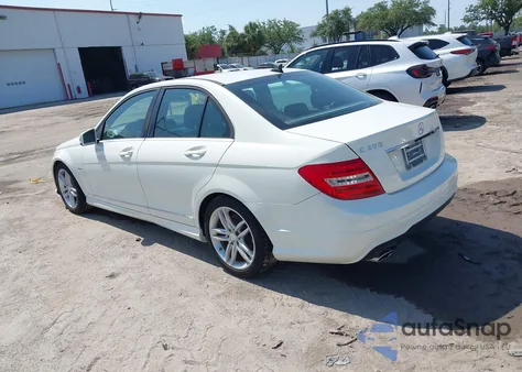 2012 Mercedes-Benz C 250 Luxury/Sport z USA, uszkodzony, nr VIN WDDGF4HB3CA602017